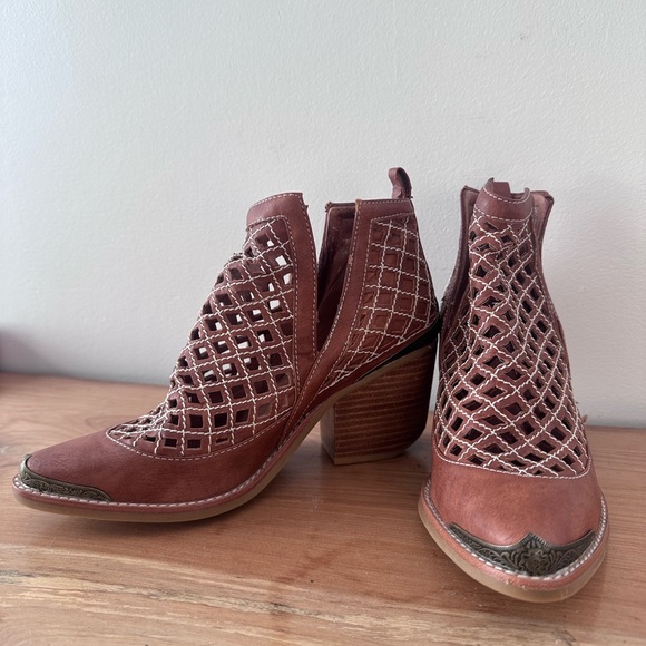 Jeffrey Campbell Women's Brown Woven Ankle Boots - Picture 2 of 6